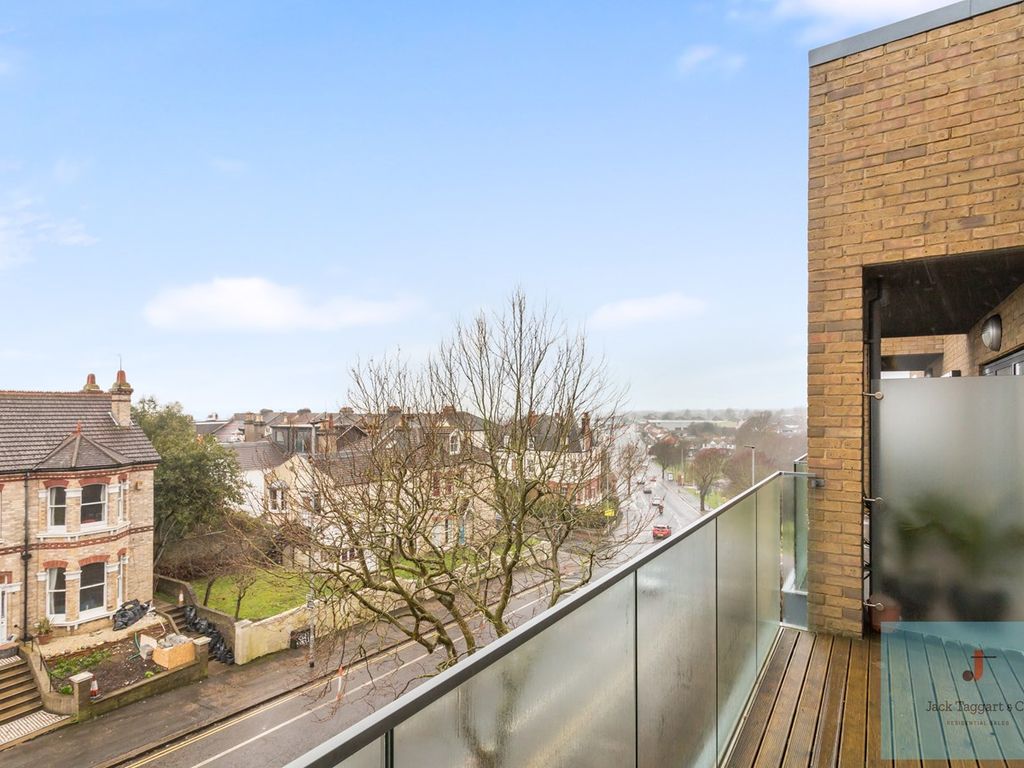 2 bed flat for sale in Old Shoreham Road, Hove BN3, £435,000
