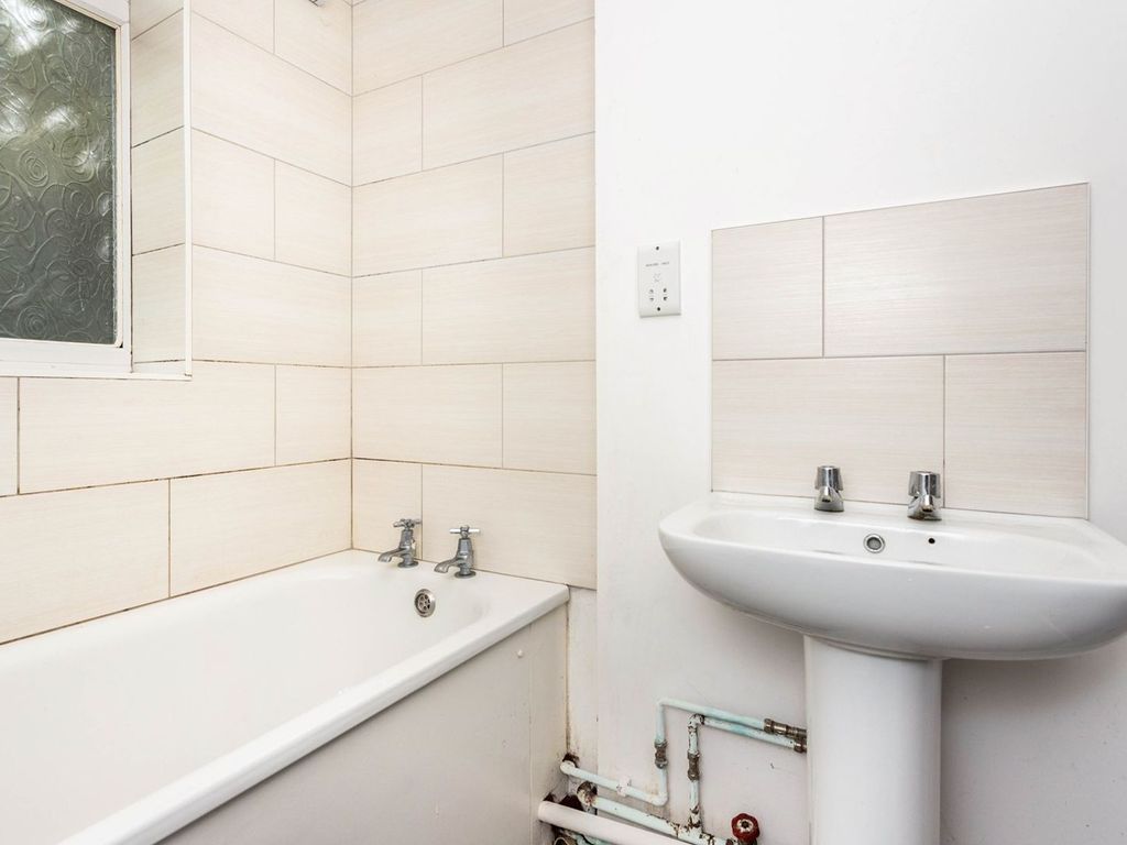 1 bed flat for sale in Vicarage Road, London E10, £295,000