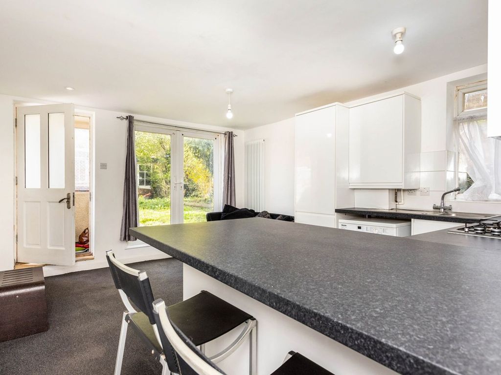 1 bed flat for sale in Vicarage Road, London E10, £295,000