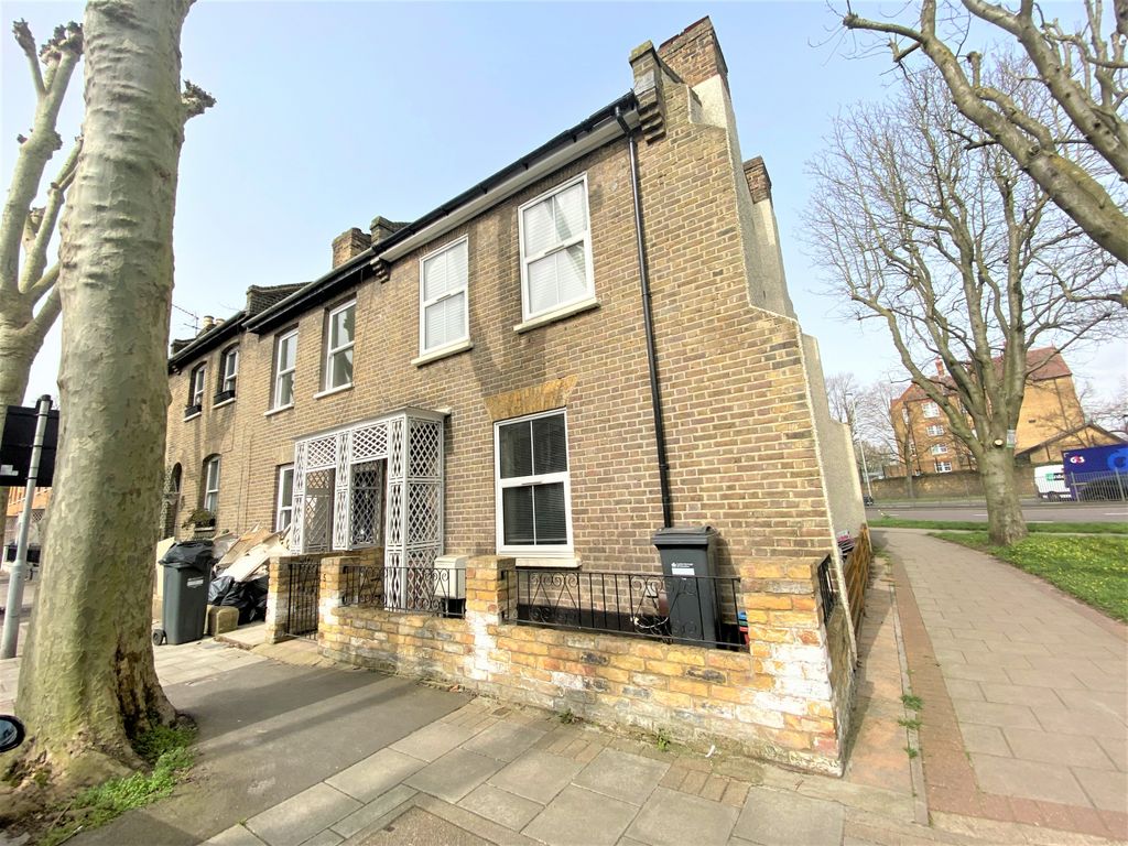 3 bed end terrace house for sale in Sutherland Road, Chiswick W4, £799,950