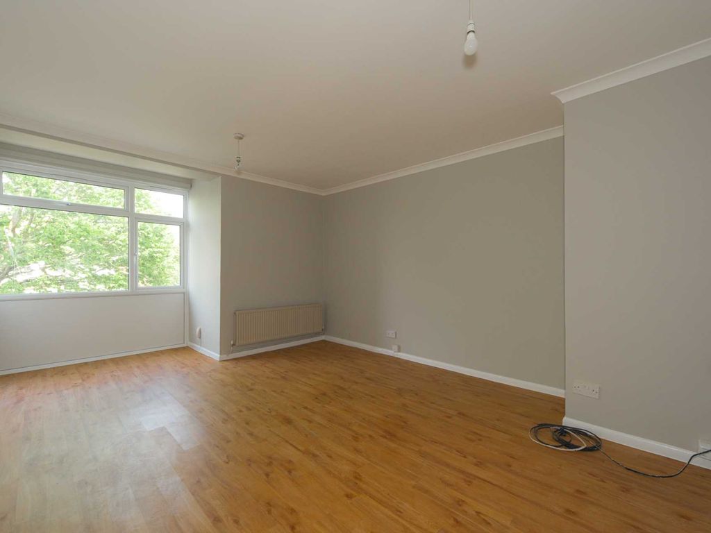 2 bed flat to rent in Lavender Avenue, Worcester Park KT4, £1,500 pcm