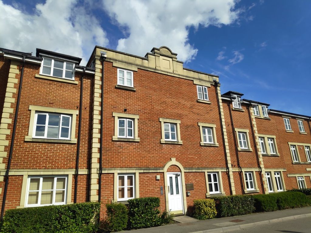 2 bed flat to rent in Royal Earlswood Park, Redhill RH1, £1,500 pcm