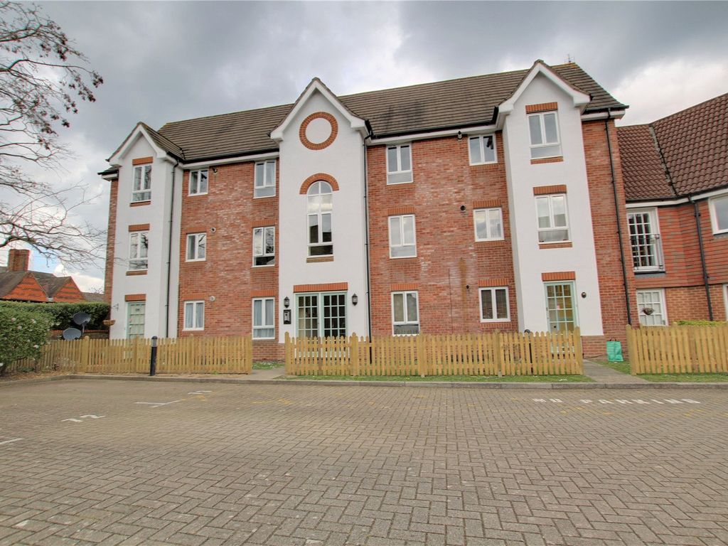 2 bed flat to rent in Hartigan Place, Woodley, Reading RG5, £1,200 pcm