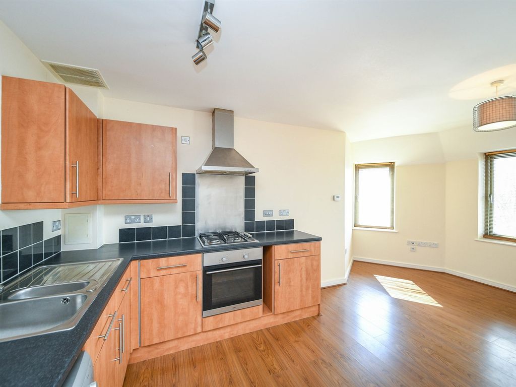 2 bed flat for sale in The Portway, King's Lynn PE30, £90,000