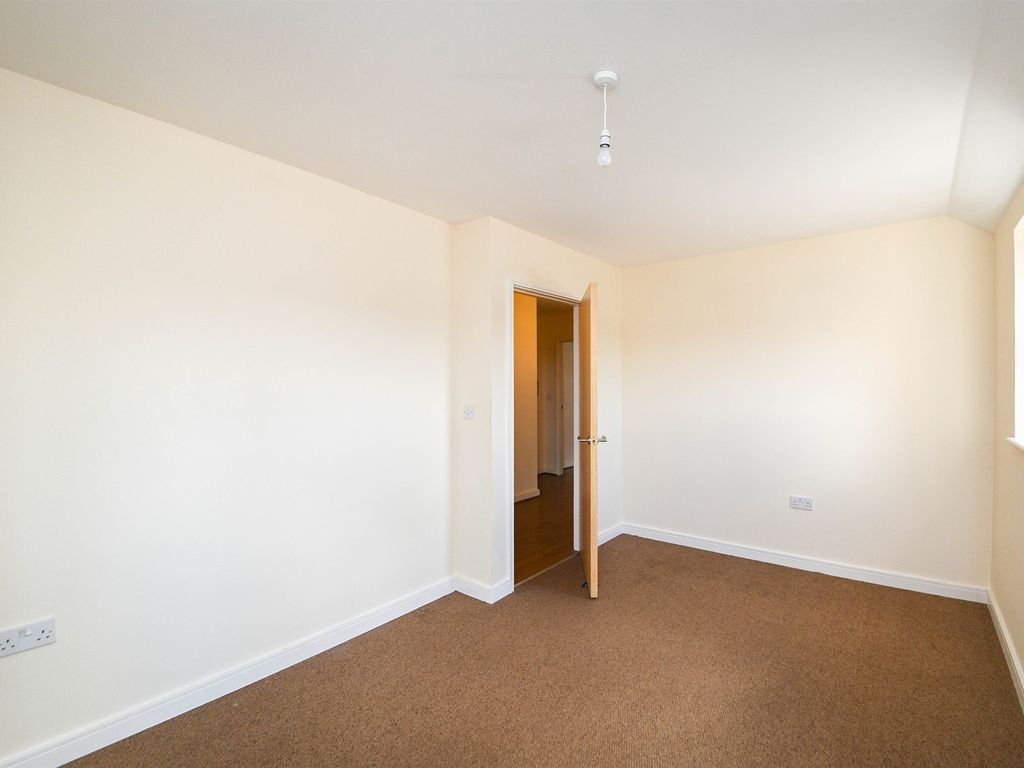 2 bed flat for sale in The Portway, King's Lynn PE30, £90,000