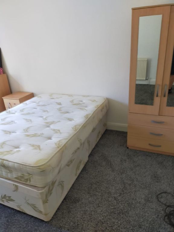 Room to rent in Hale Lane, Edgware HA8, £750 pcm