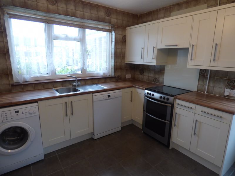 3 bed semi-detached house to rent in Appleby Gardens, Dunstable LU6, £1,400 pcm