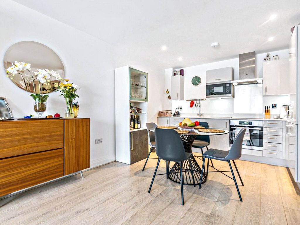 2 bed flat for sale in Guildford, Surrey GU1, £499,000