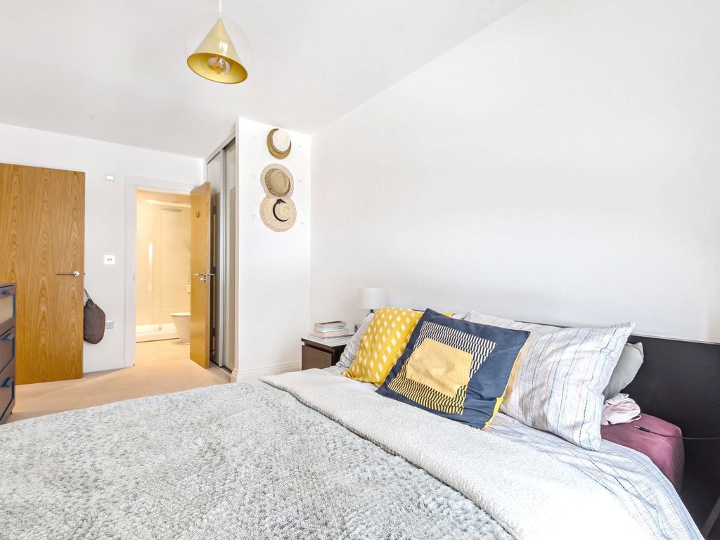 2 bed flat for sale in Guildford, Surrey GU1, £499,000