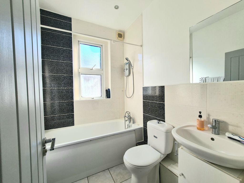 3 bed flat for sale in Granville Road, Wood Green, London N22, £389,500