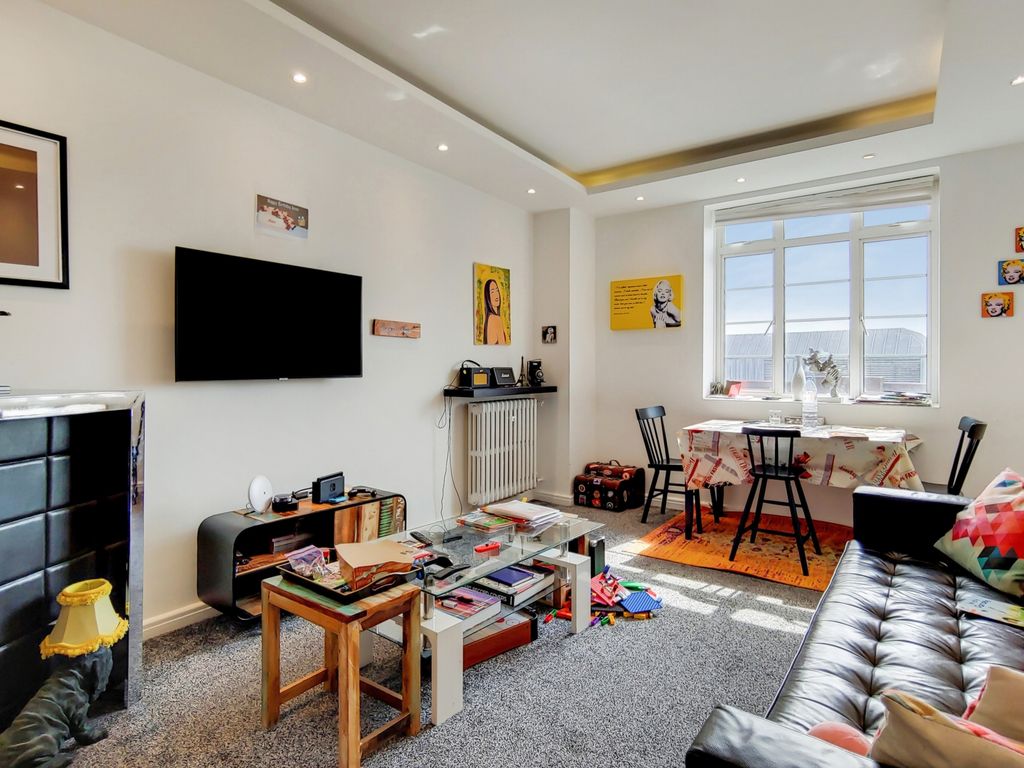 3 bed flat for sale in Hammersmith Road, Hammersmith W6, £700,000