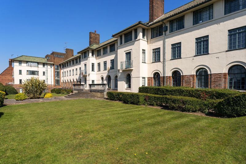 2 bed flat for sale in The Pantiles, Finchley Road, Temple Fortune NW11, £450,000