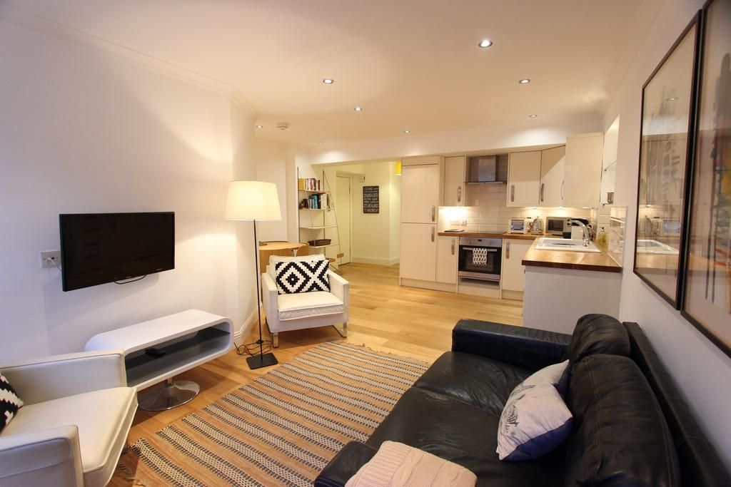 2 bed flat to rent in 1/3 New Assembly Close, Edinburgh EH1, £3,500 pcm