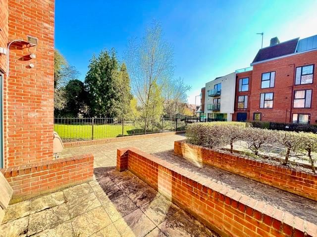 1 bed flat to rent in Candleford Court, Buckingham MK18, £1,025 pcm