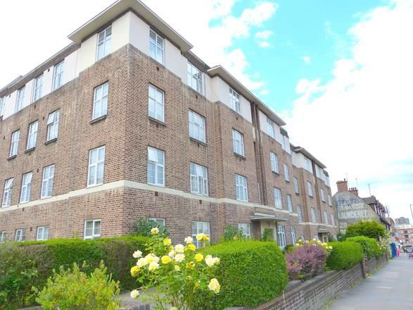 2 bed flat for sale in Golders Green Road, London NW11, £599,950