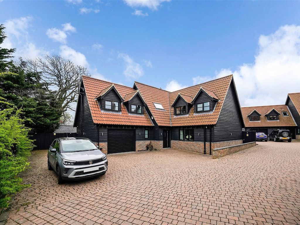4 bed detached house to rent in London Road, Stanford Rivers, Ongar, Essex CM5, £4,500 pcm
