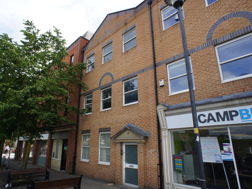 Office to let in College Court, Regent Circus, Swindon SN1, £18,900 pa