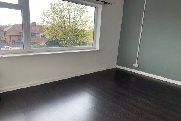 2 bed flat to rent in Fiveways Parade, Stockport SK7, £850 pcm