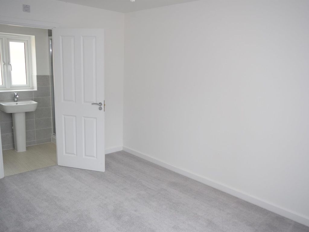 4 bed property to rent in Anderson Drive, Peterborough PE3, £1,800 pcm
