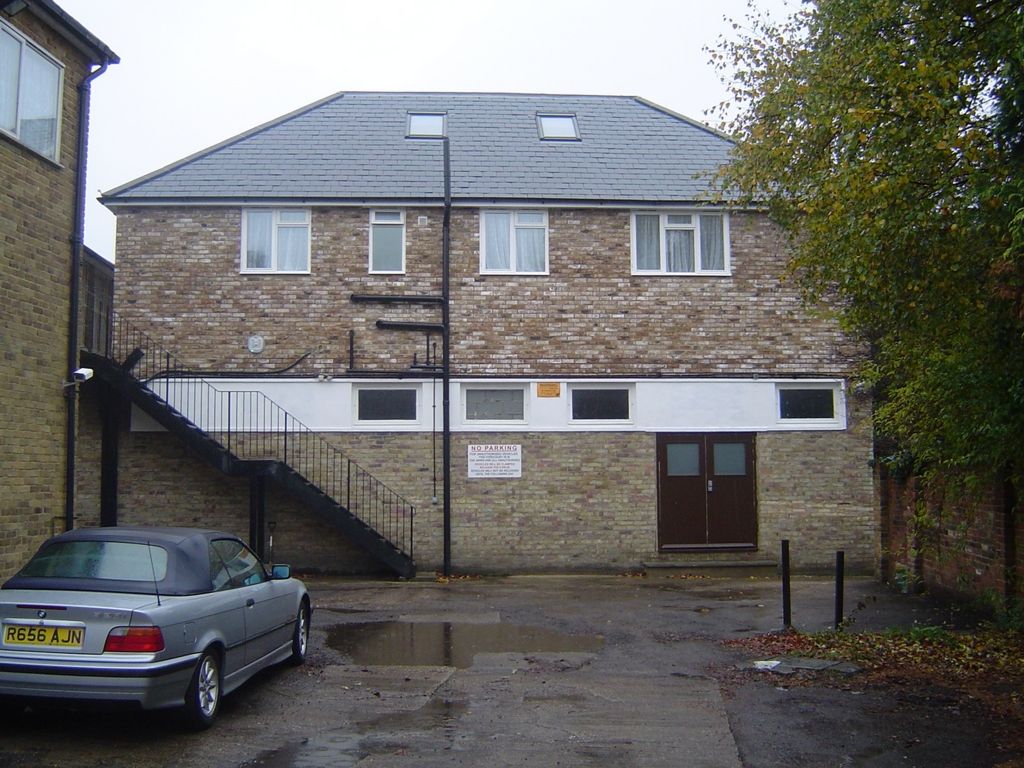 2 bed flat to rent in High Street, Epping CM16, £1,300 pcm