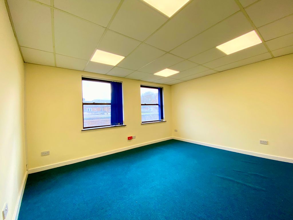 Office to let in Eleanors Cross, Dunstable LU6, £8,000 pa