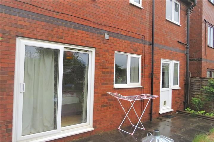 Studio to rent in Caterham Drive, Kingswinford DY6, £550 pcm