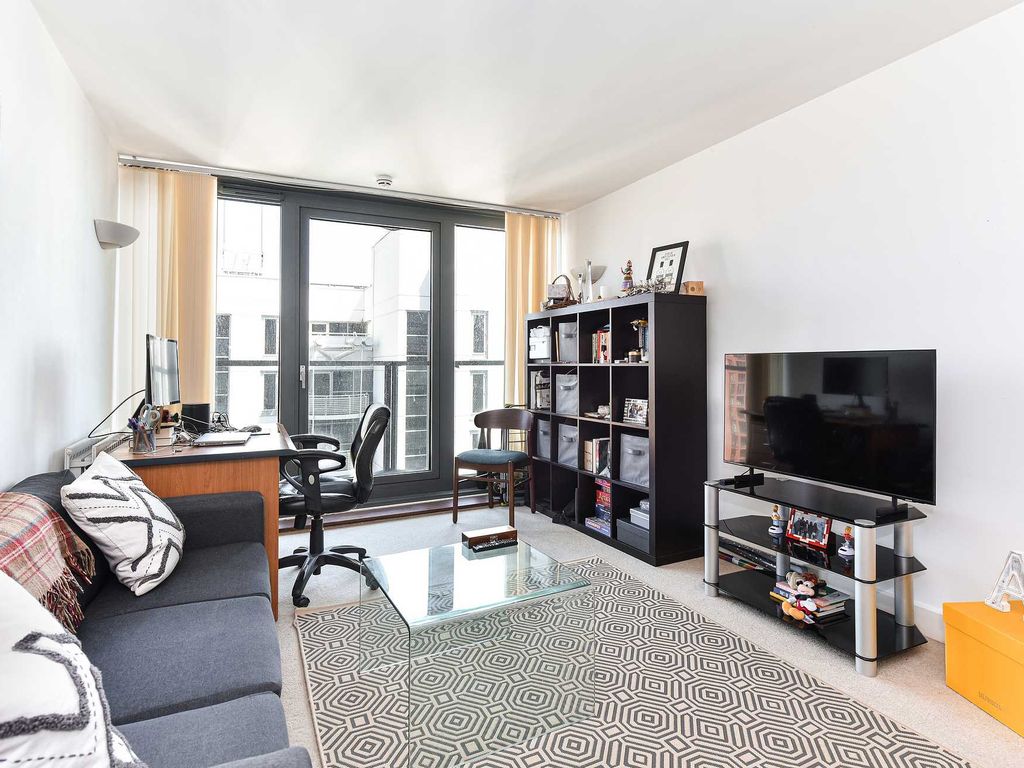 1 bed flat for sale in Blackwall Way, Canary Wharf. E14, £349,950