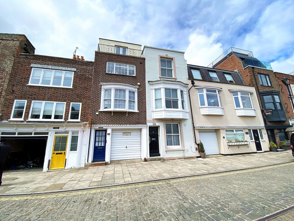 5 bed town house to rent in Broad Street, Portsmouth PO1, £2,400 pcm