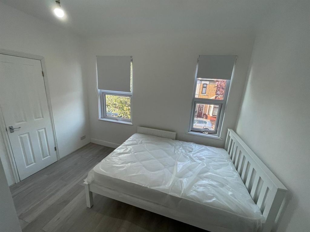 Room to rent in Denny Road, London N9, £1,067 pcm