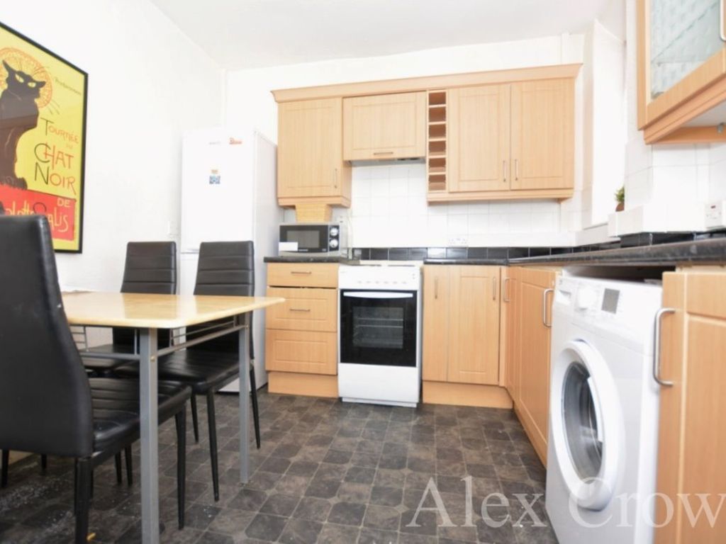 2 bed flat for sale in Leighton Road, London NW5, £445,000