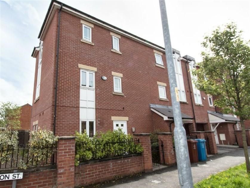 4 bed town house to rent in Drayton St, Hulme, Manchester M15, £2,253 pcm