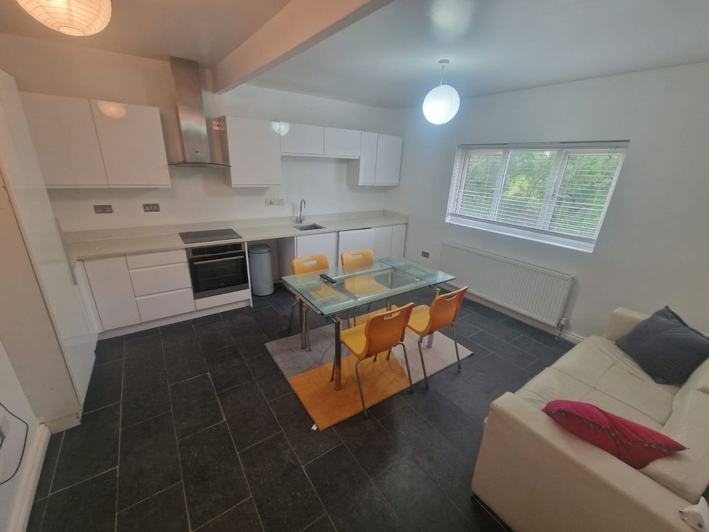 2 bed flat to rent in Stanmore Road, Edgbaston, Birmingham B16, £1,000 pcm