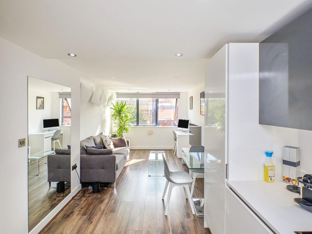 1 bed flat to rent in Wrentham Street, Birmingham B5, £925 pcm