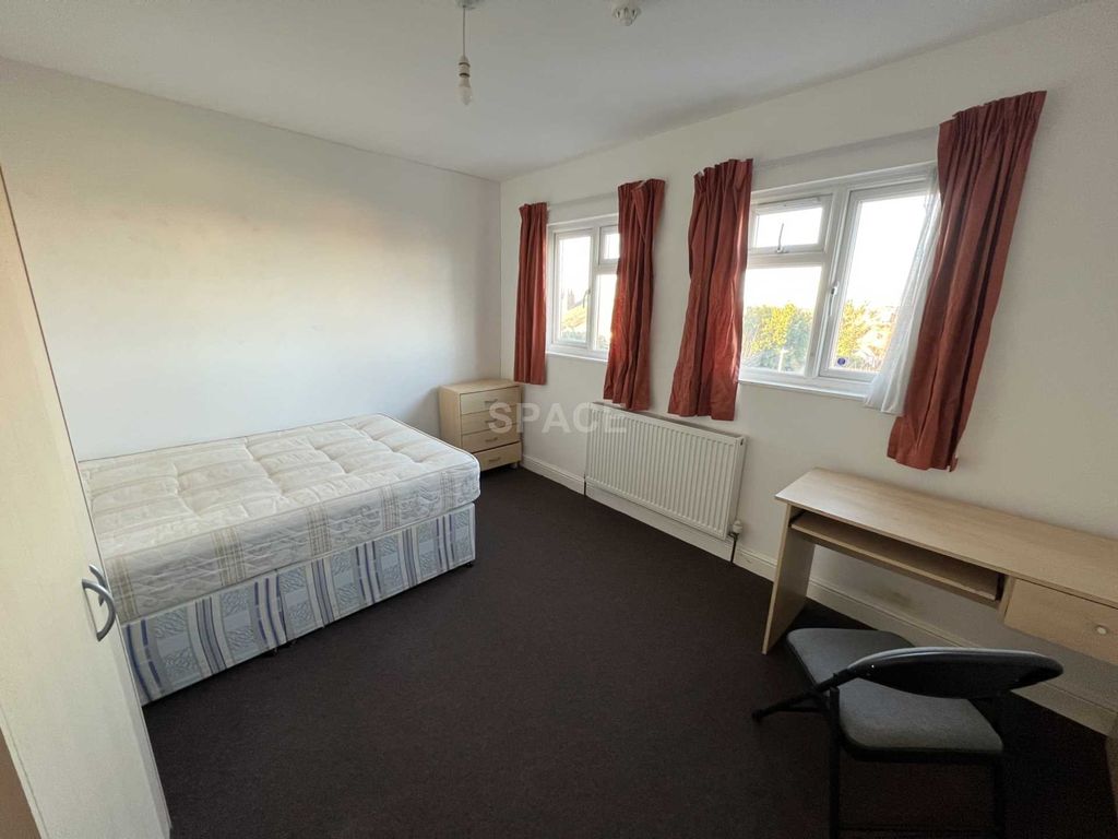 Room to rent in Milman Road, Reading, Berkshire RG2, £525 pcm