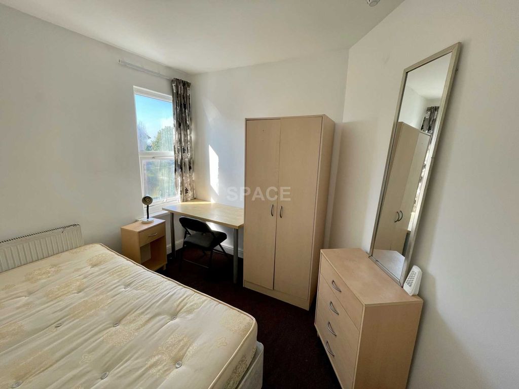 Room to rent in Milman Road, Reading, Berkshire RG2, £450 pcm
