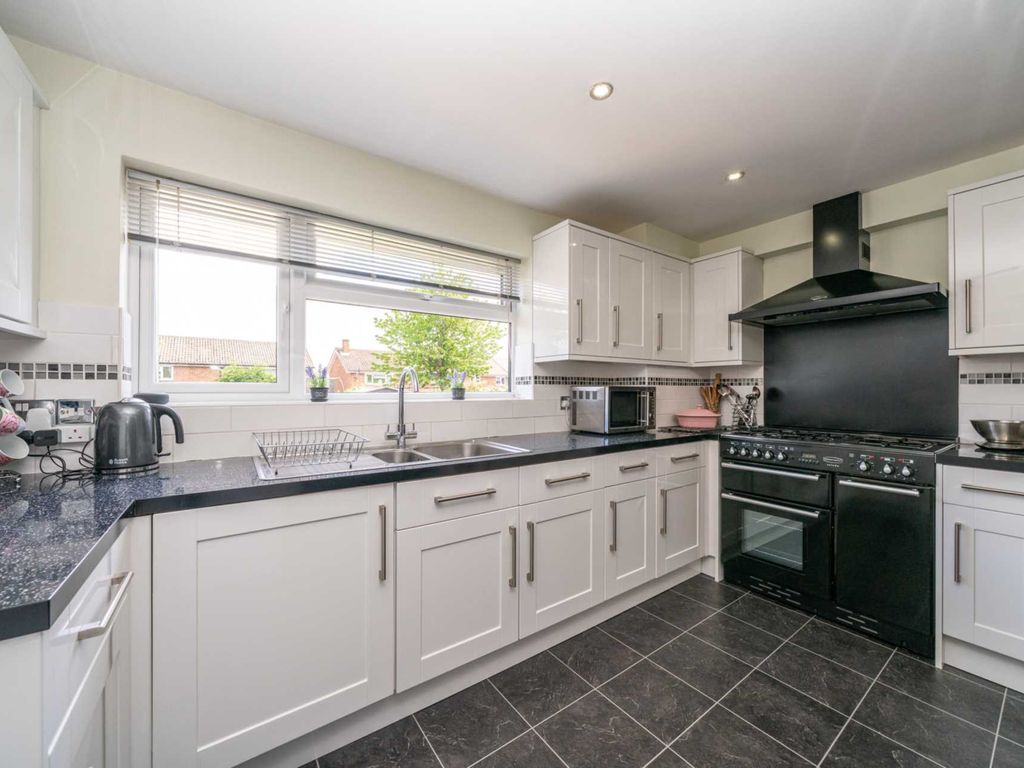 3 bed property for sale in Whitestone Walk, Gadebridge HP1, £425,000