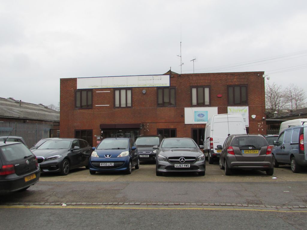 Commercial property to let in Selbourne Road, Luton, Bedfordshire LU4, £50,000 pa