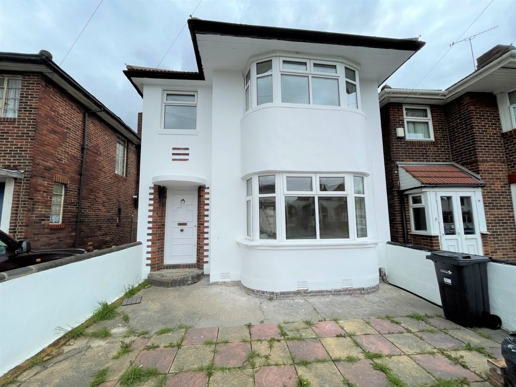3 bed semi-detached house to rent in Forterie Gardens, Ilford IG3, £2,500 pcm