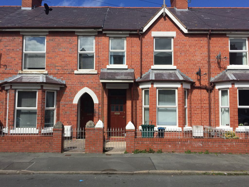 3 bed terraced house to rent in Grove Park, Colwyn Bay LL29, £825 pcm