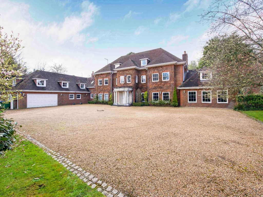 7 bed detached house to rent in Queens Drive, Oxshott, Leatherhead KT22, £18,000 pcm