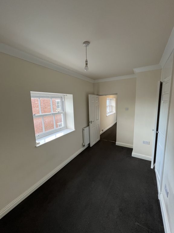 2 bed flat to rent in Long Street, Atherstone CV9, £635 pcm