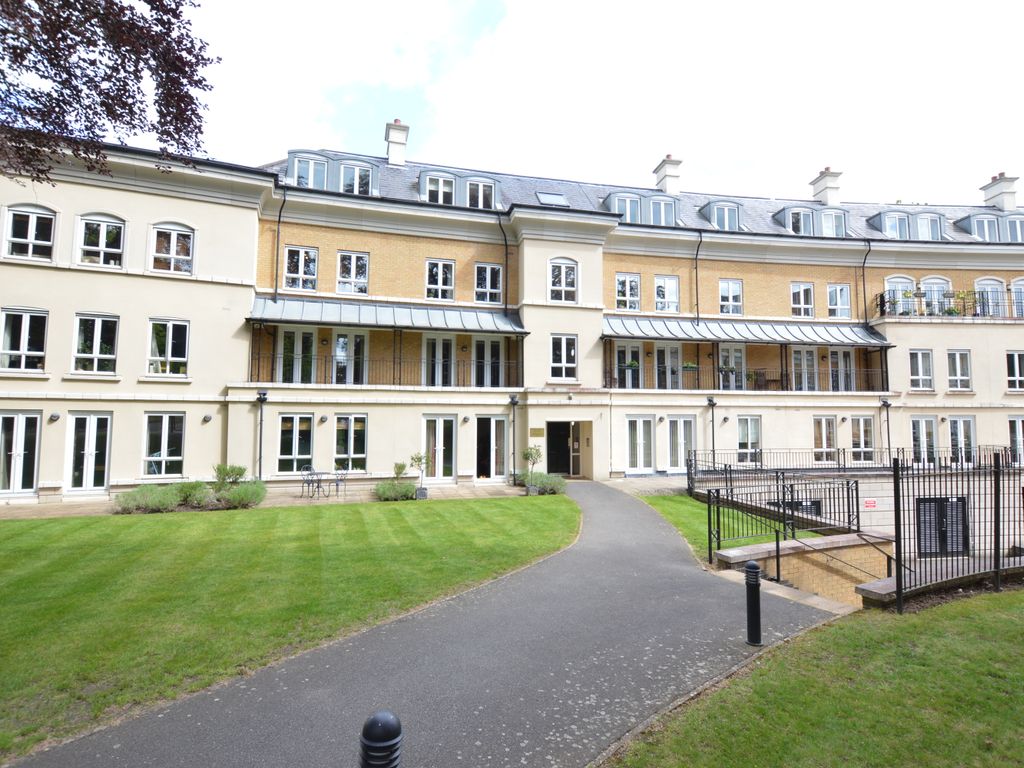 1 bed flat to rent in Copper Beech House, Heathside Crescent, Woking, Surrey GU22, £1,300 pcm