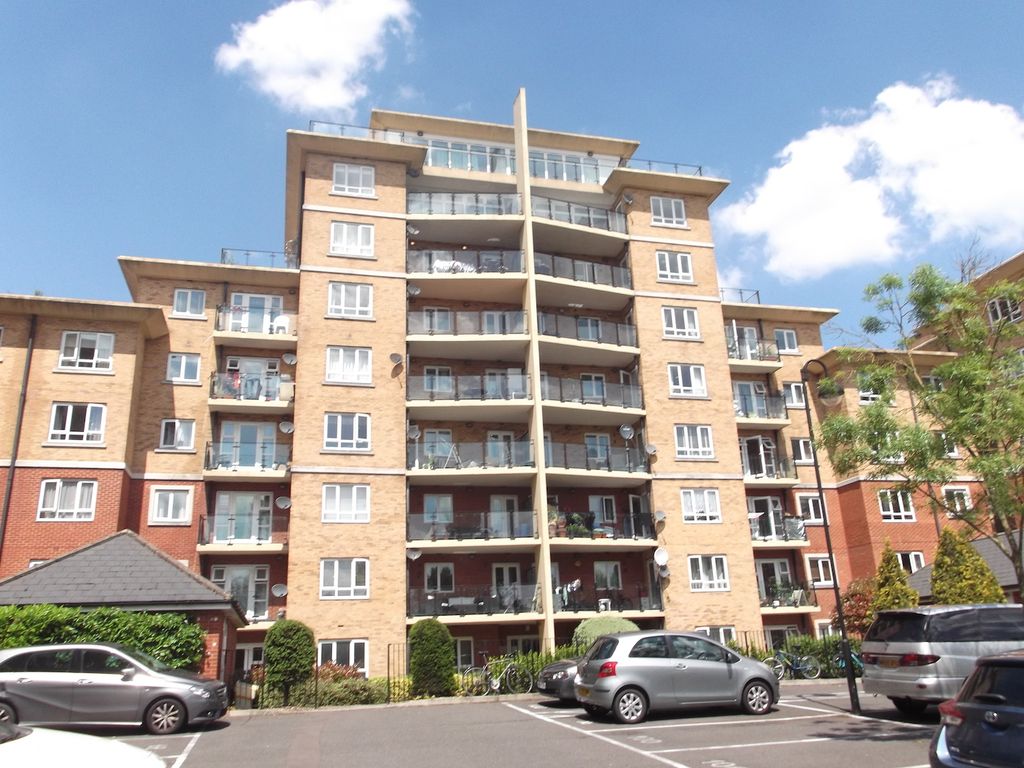 2 bed flat for sale in Glebelands Close, Finchley N12, £400,000