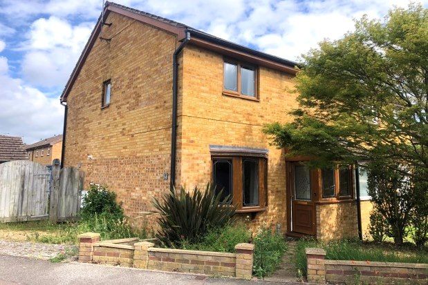 3 bed semi-detached house to rent in Meadow Way, Aylesbury HP20, £1,500 pcm