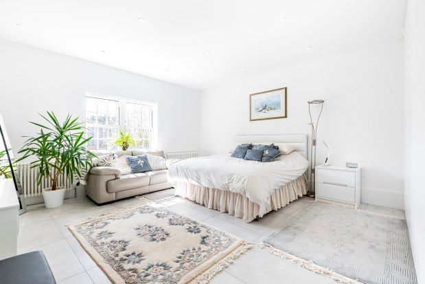 5 bed detached house to rent in Hoe Lane, Waltham Abbey EN9, £6,000 pcm