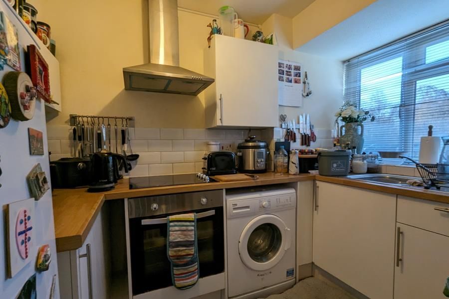 1 bed end terrace house to rent in Woking, Surrey GU21, £1,250 pcm