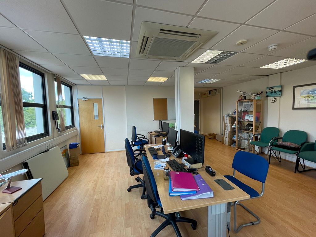 Office to let in Queensbury/Stanmore Borders, Middlesex HA7, £12,000 pa