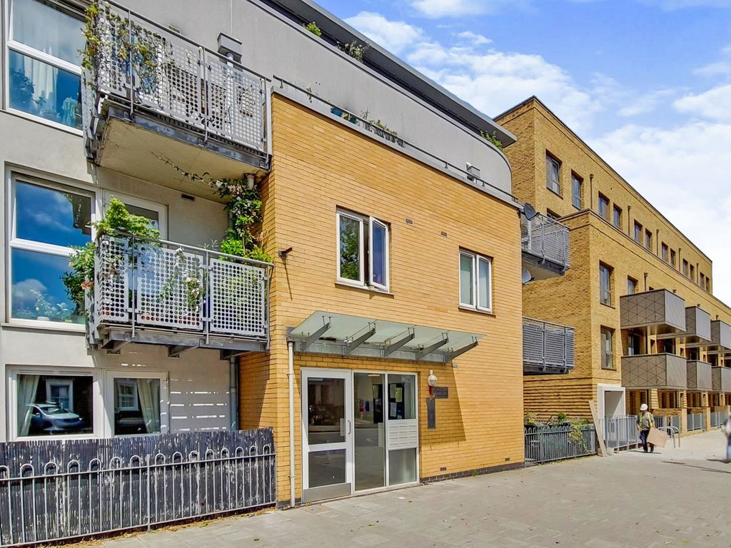 2 bed flat for sale in Wandsworth Road, London SW8, £515,000