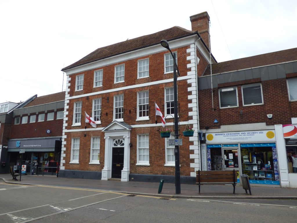 Office to let in High Street, Newport Pagnell MK16, £14,000 pa