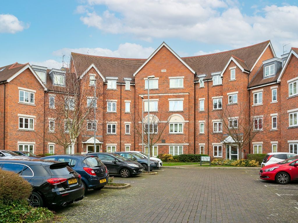 2 bed flat to rent in Haywood Crescent, Lockhart Road, Watford, Herts WD17, £1,550 pcm